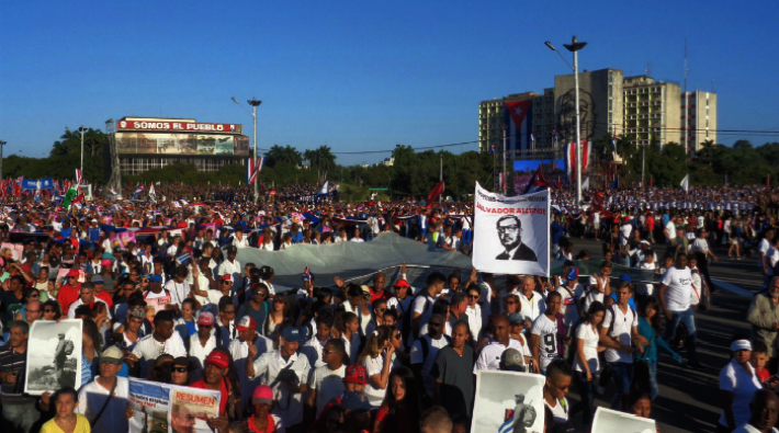 Küba halkı devriminin 58. yılında gençliğin öncülüğünde yürüdü!