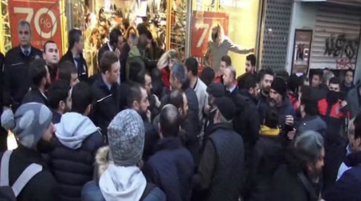 Kadıköy'de 'hayır' bildirisi dağıtanlara polis saldırısı