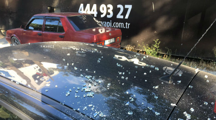 Validebağ Konakları inşaatından vatandaşın arabasına cam kütlesi düştü