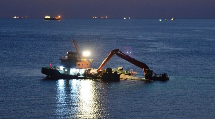 Çanakkale'de batma tehlikesi devam eden geminin mürettebatı gemiyi terk etmiyor