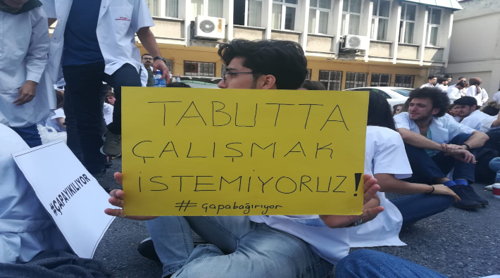 İstanbul Üniversitesi Diş Hekimliği Fakültesi öğrencileri ve çalışanları hasarlı binaya girmeyi reddetti!