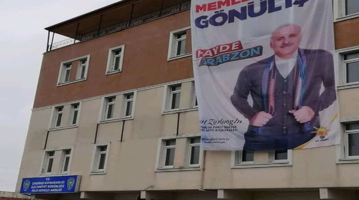 Trabzon'da ilçe emniyet amirliğine AKP'li adayın seçim pankartı asıldı