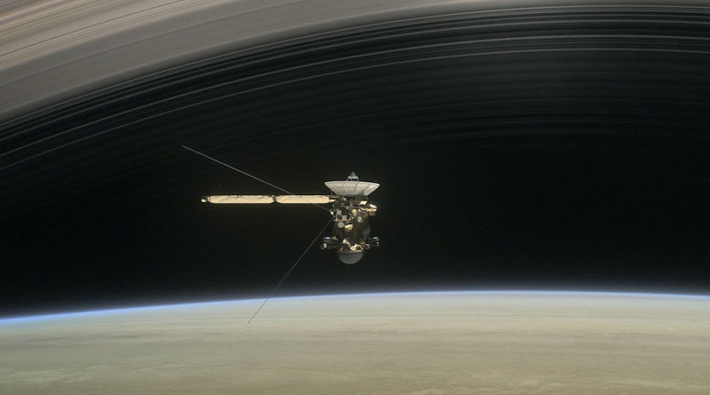 Cassini uzay aracı Satürn'ün atmosferiyle temas etti