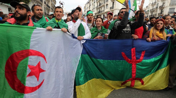 Cezayir anayasası ilk kez Berberice yayınlandı