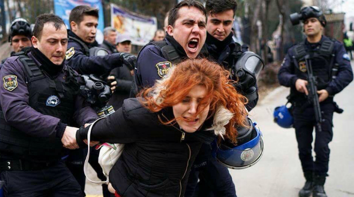 Polis gözaltı yapılmasını engellemeye çalışan CHP'li Ali Şeker'in boğazını sıktı