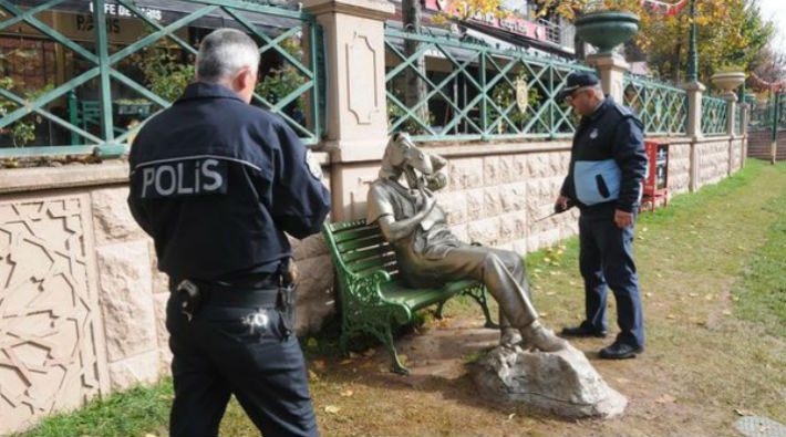 'Çekirdek çitleyen eşek' heykeline saldırı