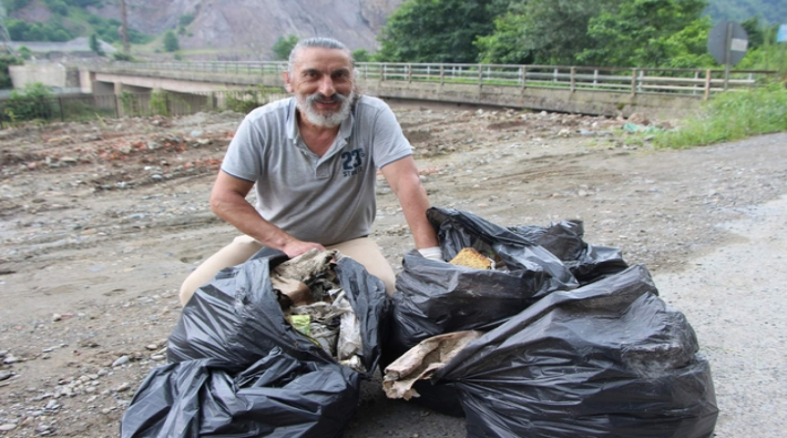 Çevreye atılan yaklaşık 2 ton çöpü eliyle topladı