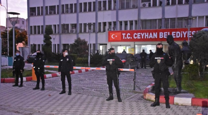 Ceyhan Belediyesi'ne düzenlenen rüşvet operasyonunda 21 kişi gözaltına alındı
