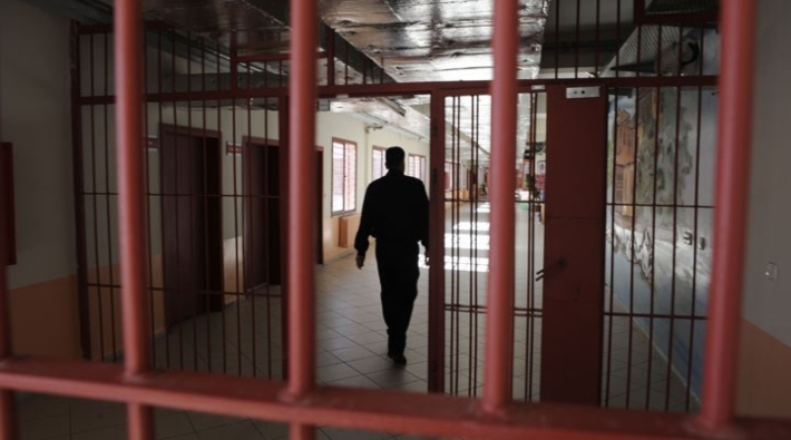 ‘Cezaevi kurulları siyasi mahkumların cezasını ‘çok kitap okuduğu için’ uzatıyor’