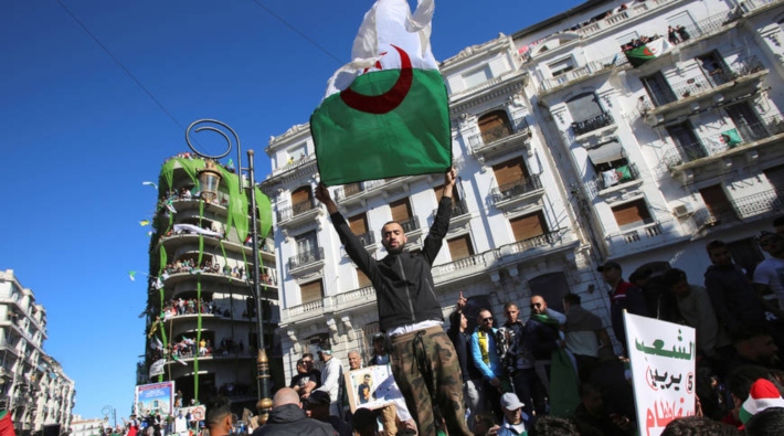Cezayir halkı 10 haftadır gösterilere devam ediyor