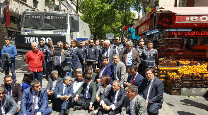 CHP'li vekiller Yüksel'de oturma eylemi başlattı 