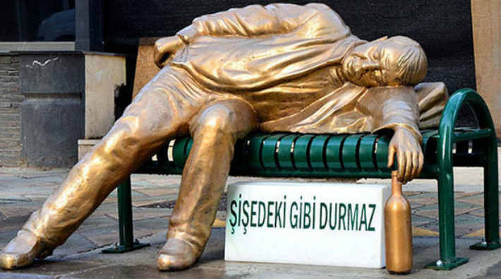 CHP'li belediyeden 'sarhoş adam' heykeli