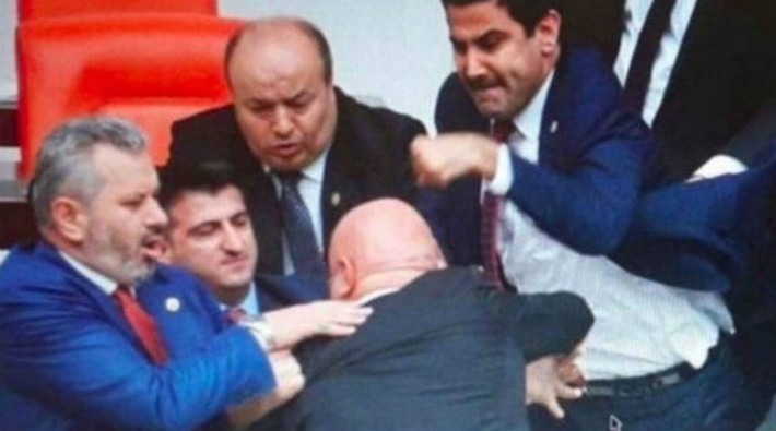 CHP'li Engin Özkoç'a yumruk atan AKP'li vekilin eli kırıldı