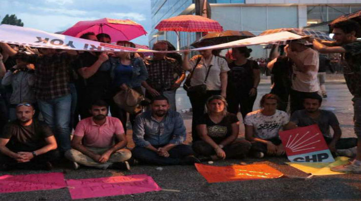 CHP'lilerden genel merkez önünde eylem