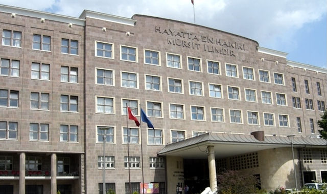 Ankara Üniversitesi öğretim görevlileri KHK ile görevden alınan arkadaşlarına sahip çıktı