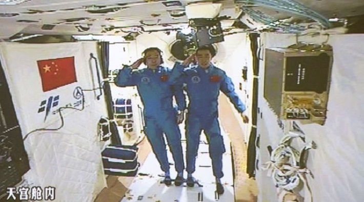 Çinli astronotlar uzay istasyonuna ulaştı 