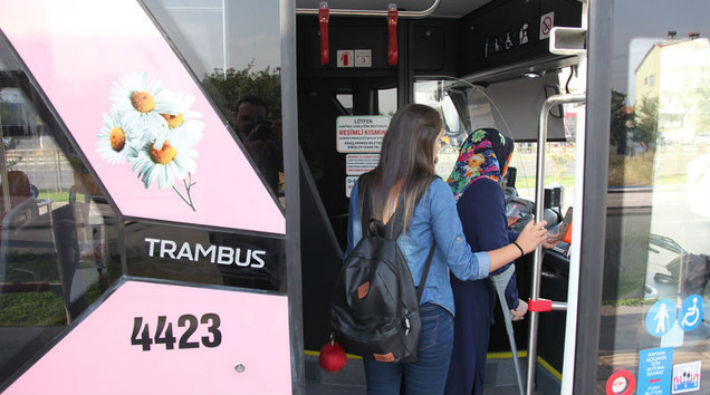 Cinsiyetçi pembe trambüsler hayatımızda: Erkek yolcular alınmadı