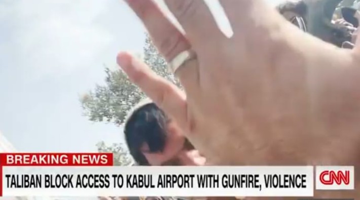 CNN muhabirine Taliban'dan saldırı girişimi: 'Yüzümü kapatmam için bağırıyorlardı'