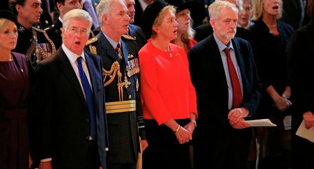 Corbyn 'Tanrı Kraliçe'yi Korusun' marşını söylemedi, eleştirilerin hedefi oldu