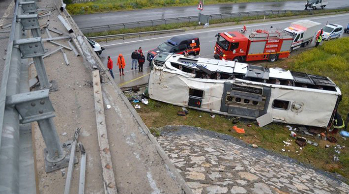 Çorum’da yolcu otobüsü üst geçitten düştü: 48 yaralı