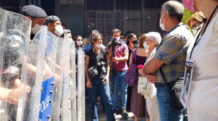 Cumartesi Anneleri 800. haftada: Galatasaray Meydanı'na gitmek isteyen kayıp yakınlarına gözaltı!