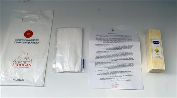 Erdoğan imzalı paketlerle kolonya ve maske dağıtıldı: 'Cumhurbaşkanımızın selamı var'