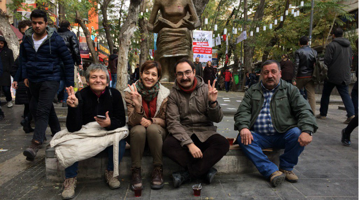 Direniş 34. gününde: 'İşimizi geri istiyoruz' diyen Nuriye Gülmen ve Semih Özakça gözaltına alındı