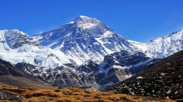 Everest’in yüksekliğini ölçecek ekip zirveye ulaştı