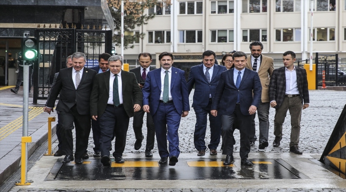 Davutoğlu ekibi parti kuruluşu için başvuru yaptı