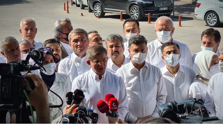 Davutoğlu'nun Meclis önünde yapmak istediği 'temiz siyaset' açıklamasına polis engeli!