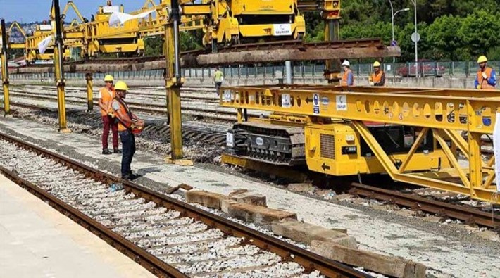 Demiryolu tamir makinesi devrildi: 3 işçi hayatını kaybetti
