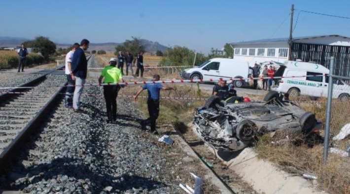 Denizli'de tren ve otomobil çarpıştı: 2 ölü
