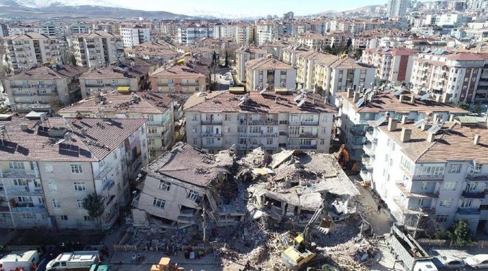 6.8 büyüklüğünde depremin meydana geldiği Sivrice'de hastane yok: 'Göz göre göre ölüme terk ediliyoruz!'
