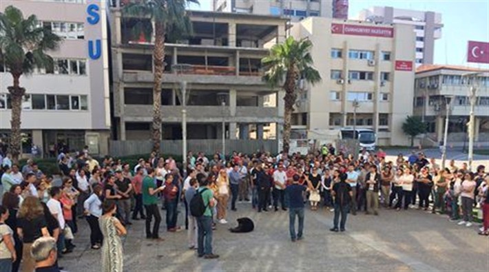 Depremle sarsılan İzmir’de belediye işçilerinden eylem: Sesimizi duyan var mı?