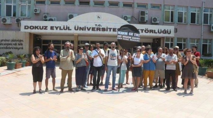 İzmir’de akademisyenler rektörlüğe siyah çelenk bıraktı