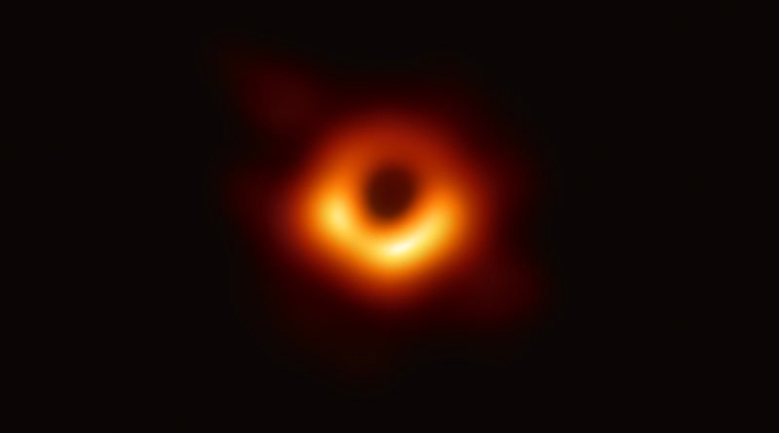 Bilim insanları tarihin ilk kara delik fotoğrafını yayınladı