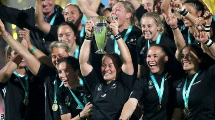 Dünya şampiyonu olan Yeni Zelanda kadın rugby takımının maç öncesi yaptığı haka dansı