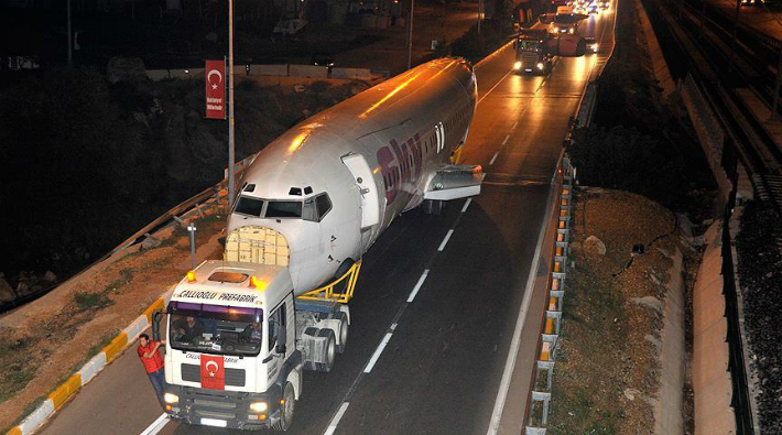 Dünyada ilk: Eski uçaktan okul bahçesine kütüphane