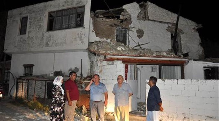 Ege'de 6.3 şiddetinde deprem: 3 saatte 51 artçı sarsıntı yaşandı!