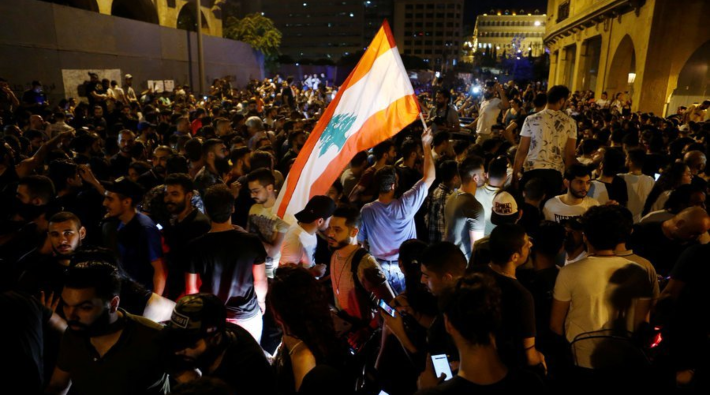 Ekonomik kriz nedeniyle OHAL ilan edilen Lübnan'da WhatsApp vergileri protesto edildi
