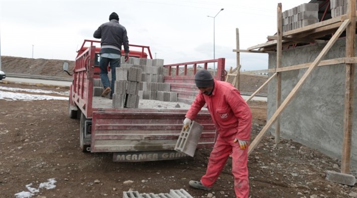 Eksi 10 derecede çalışan inşaat işçisi: ‘Ayda yılda bir iş bulmuşuz, çalışmak zorundayız’