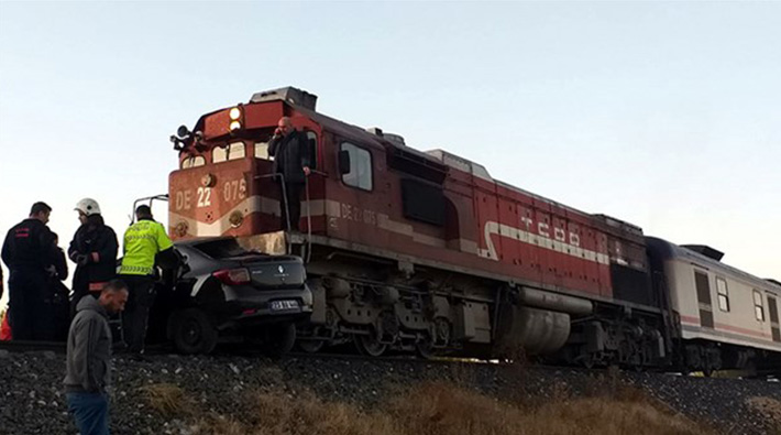 Elazığ'da tren otomobile çarptı: 2 kişi hayatını kaybetti