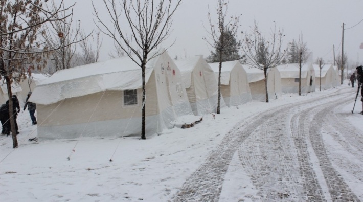 Elazığ'da sözü verilen konteyner kentler tamamlanmadı: Depremzedeler 22 gündür çadırlarda kalıyor