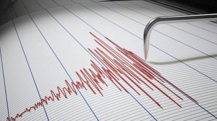 Endonezya'da 6,8 büyüklüğünde art arda iki deprem