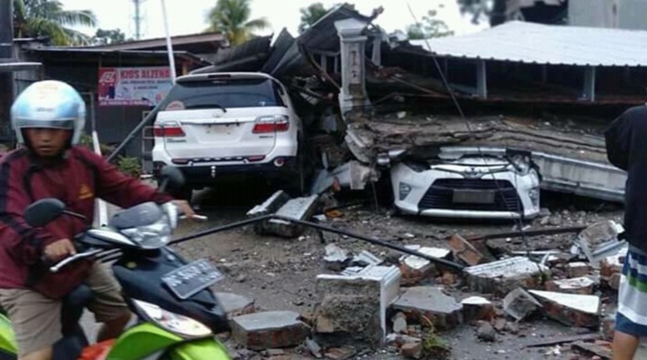 Endonezya'da 6,2 büyüklüğünde deprem: Ölü ve yaralılar var