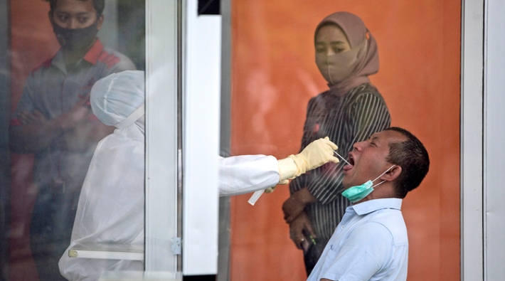 Endonezya'da devlete bağlı ilaç şirketinin koronavirüs testlerini yıkayıp yeniden sattığı ortaya çıktı