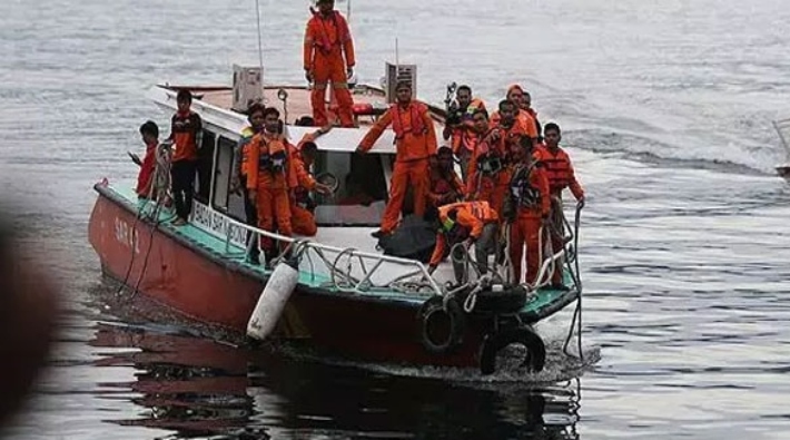 Endonezya'da tekne faciası: 4 ölü, 31 kayıp