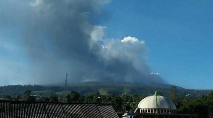 Endonezya'da yanardağ patladı