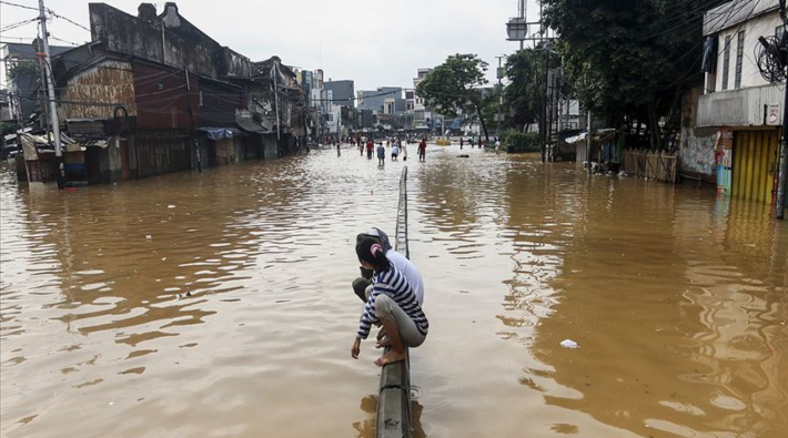 Endonezya'daki su baskınlarında ölü sayısı 53'e yükseldi