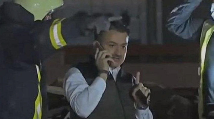 Görevlinin elinden telefonu alıp, enkaz altında kalan yurttaşla konuşan Bakan Pakdemirli'den açıklama